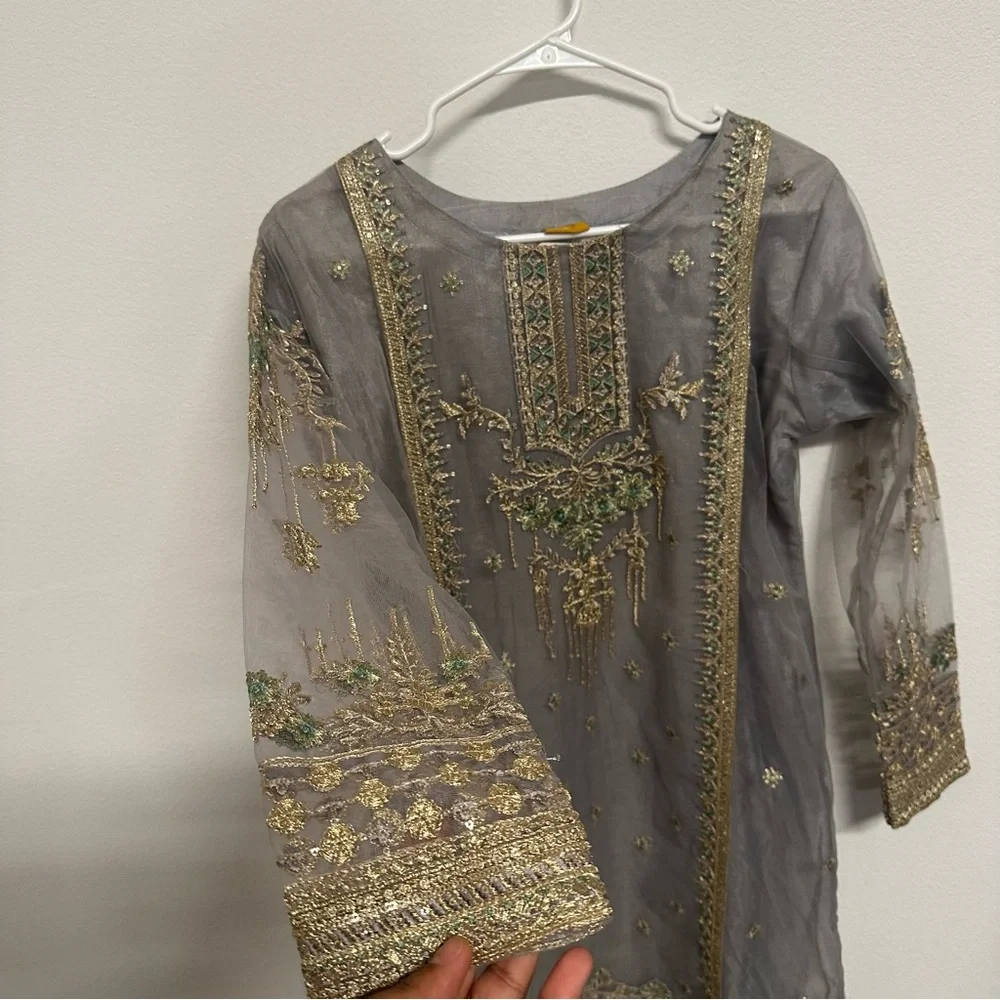 Elegant Grey Embroidered 3-Piece Gharara Set | Formal / Nikkah Outfit - Picture 5 of 10